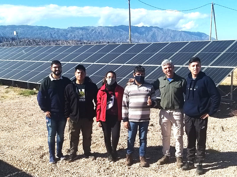 Lee más sobre el artículo Alumnos de Ingeniería Electromecánica visitaron la empresa Vista Larga en Sanagasta