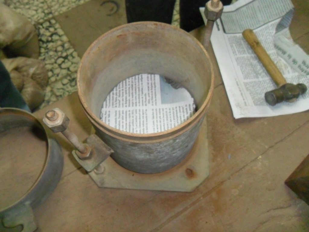 Colocación de papel en fondo de molde T-180 para facilitar el desmolde.