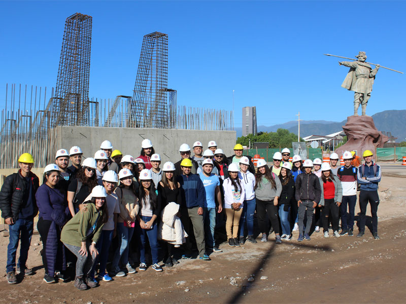 Lee más sobre el artículo Estudiantes de Ingeniería Civil de UTN La Rioja exploraron la obra del Distribuidor Vial “Monumento al Chacho”