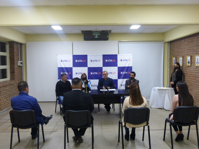 Lee más sobre el artículo Nuevos Graduados recibieron su anhelado Diploma en UTN.LR