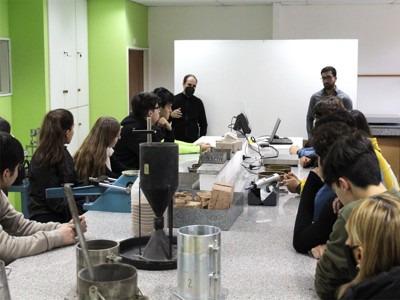 Lee más sobre el artículo Estudiantes del Instituto ISAE y el Colegio Manuel Belgrano visitaron UTN.LR