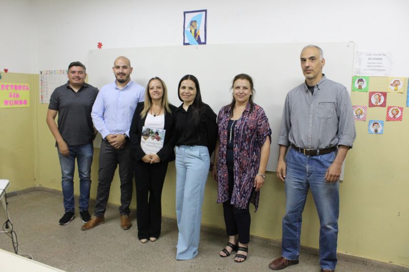 Lee más sobre el artículo Flamantes profesionales presentan Proyecto Final sobre el “Ausentismo Escolar en Entornos Virtuales”