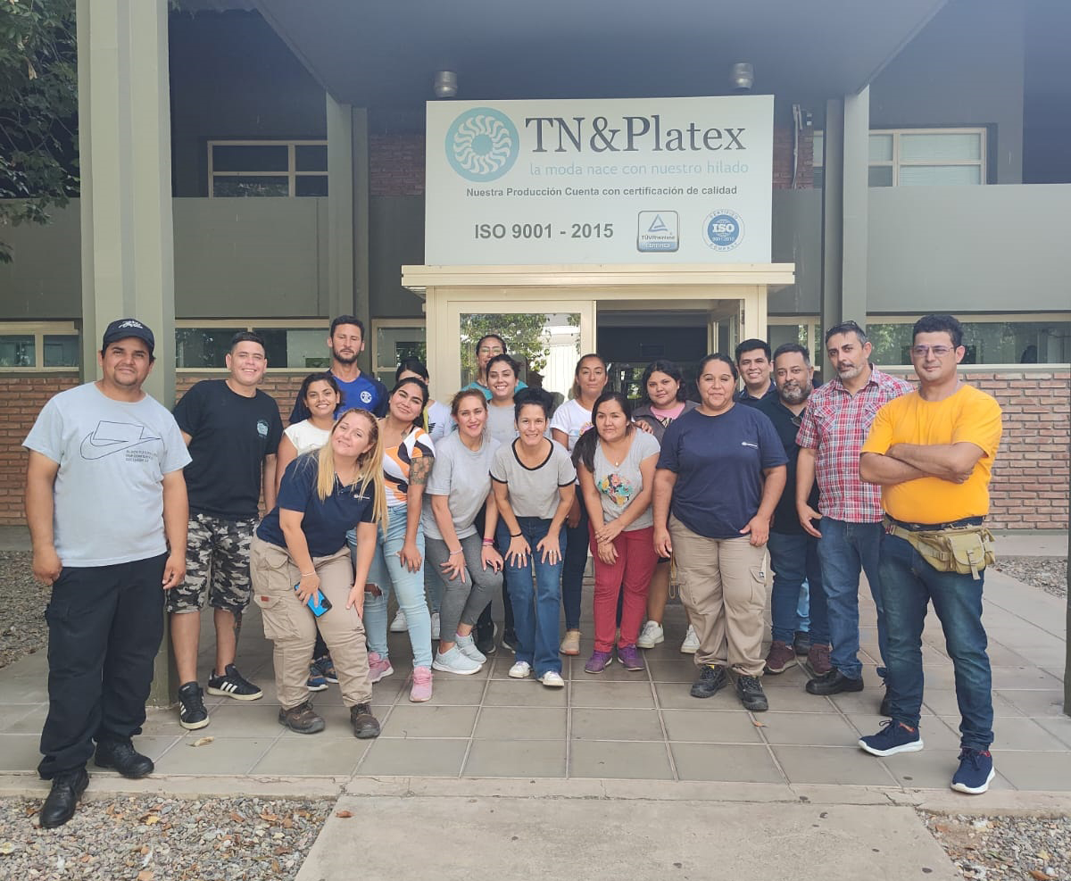 Lee más sobre el artículo Alumnos de la Diplomatura Textil visitaron la fábrica Hilados SA del grupo TN&Platex