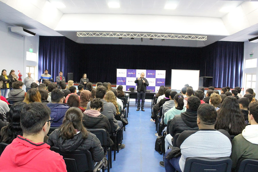 Lee más sobre el artículo Exitoso inicio del Seminario de Ingreso para estudiar Ingeniería en UTN.LR