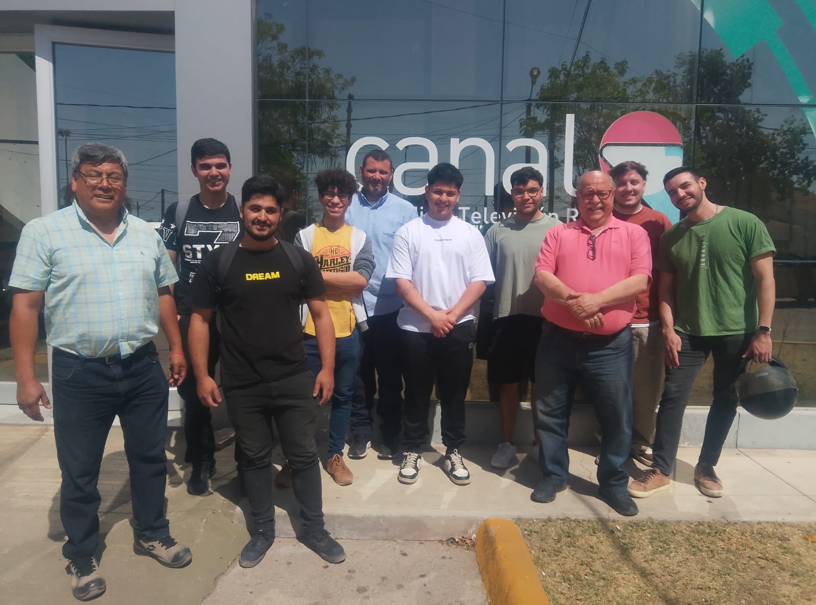 Lee más sobre el artículo Estudiantes de Ingeniería Electrónica de UTN.LR visitaron RTR Canal 9 para conocer los sistemas de comunicación y transmisión televisiva